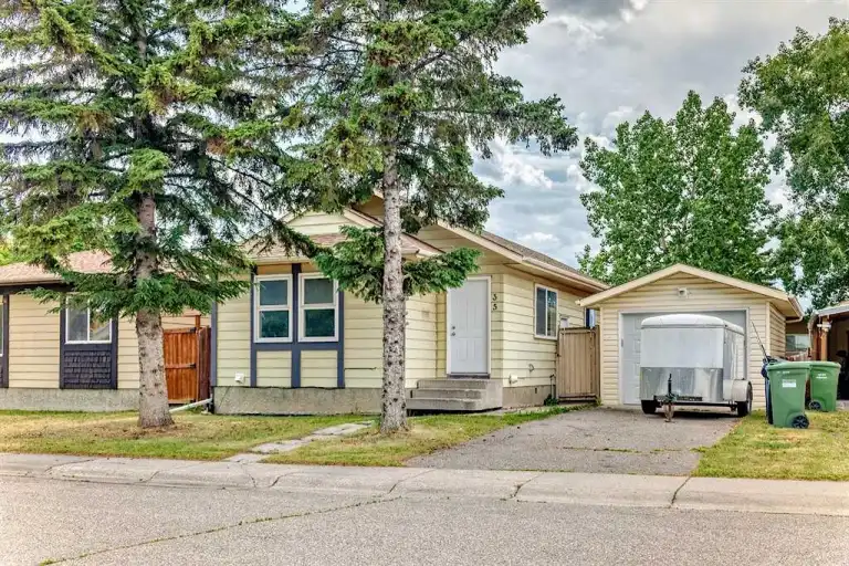 3 BED 1 BATH MAIN FLOOR/Basement rented out separately 2 bed 1 bath | 35 Abingdon Road Northeast, Calgary | 3063072