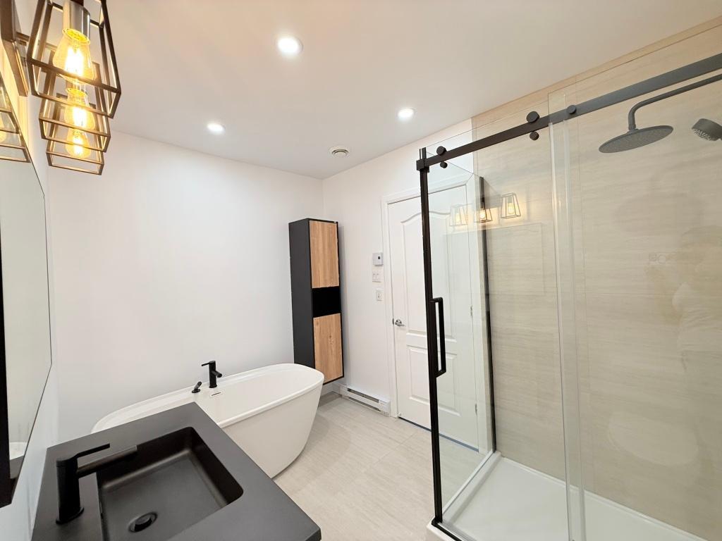 4 ½ rénové – 2 chambres avec walk-in – Saint-Hubert (près Parc de la Cité) | 3063926