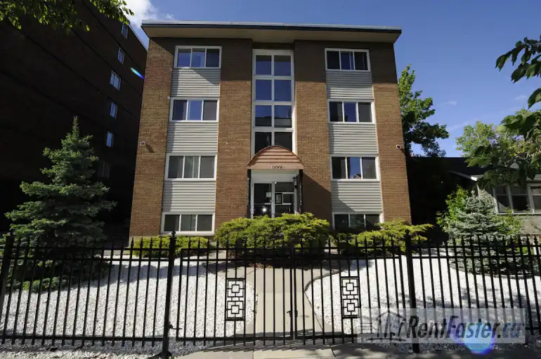 Close to DT, low rent & DD,  Wi-Fi, heat and water ,reno | 1222 15 Ave SW, Calgary | 3065555