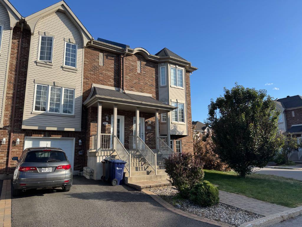 DISPONIBLE IMMÉDIATEMENT - Maison sur 2 étages à louer - 2475$/mois - 3 chambres - garage - cour privée | 3074674