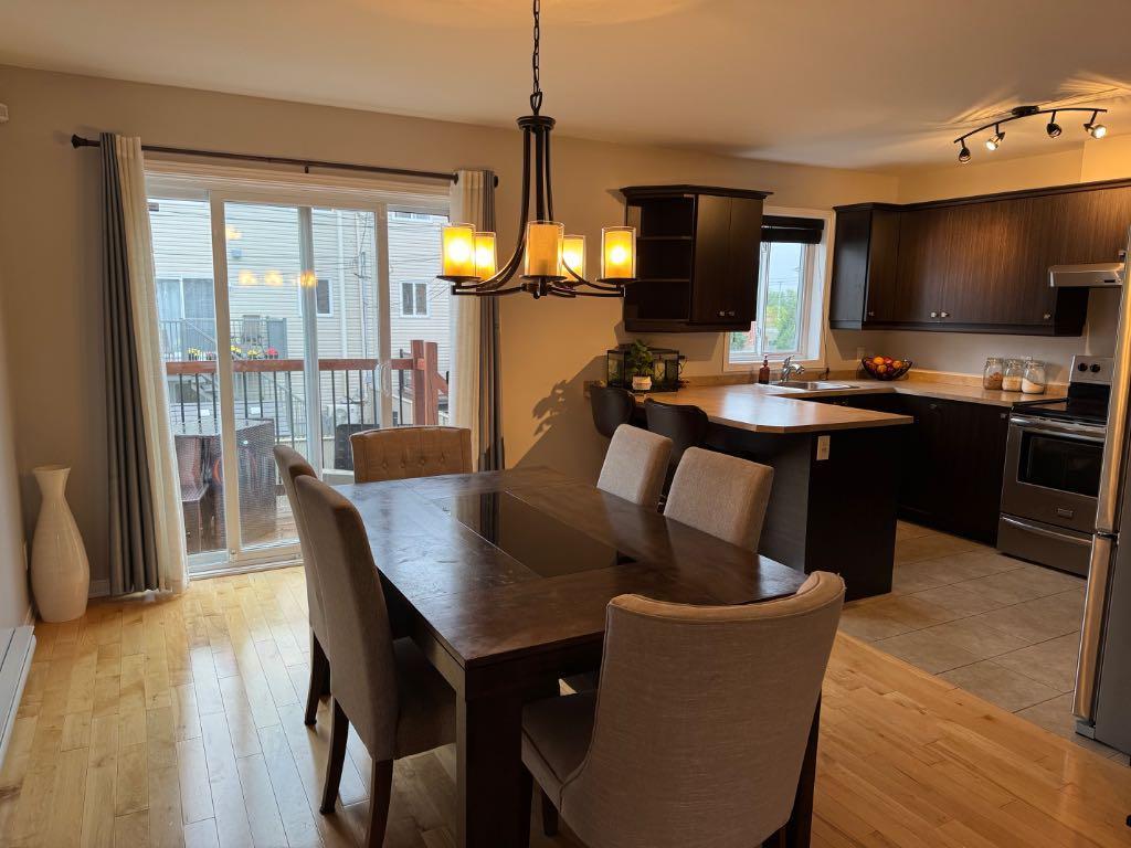 DISPONIBLE IMMÉDIATEMENT - Maison sur 2 étages à louer - 2475$/mois - 3 chambres - garage - cour privée | 3074674