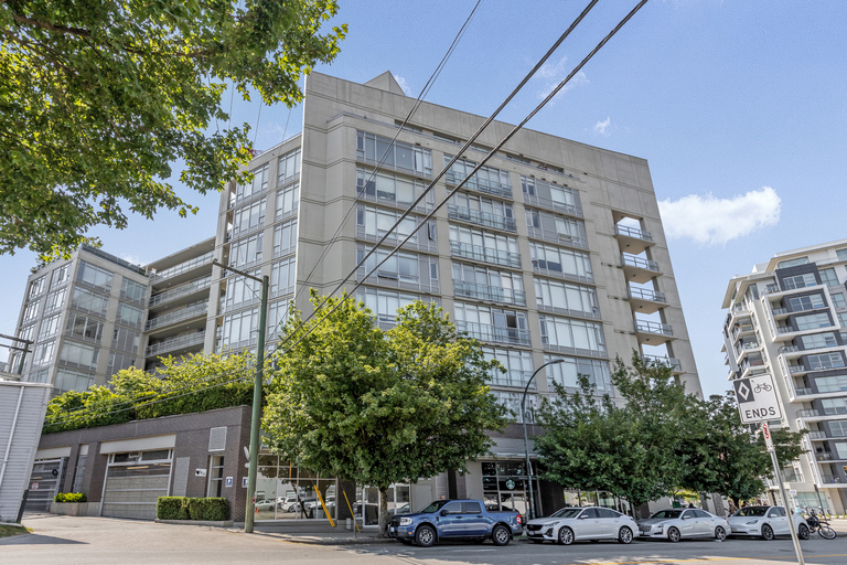 Bright 1 Bed/ 1 Bath + Den + Solarium near Olympic Village! | 2055 Yukon Street, Vancouver | 3072426