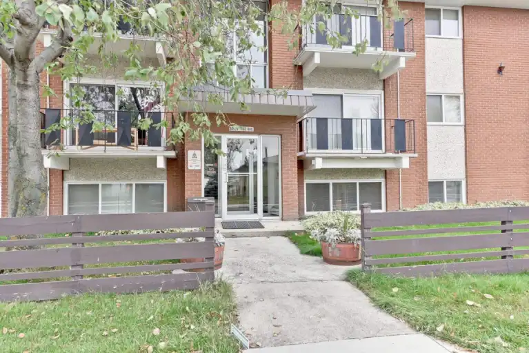 Grace Manor | 14925 102 Avenue, Edmonton | 3074426