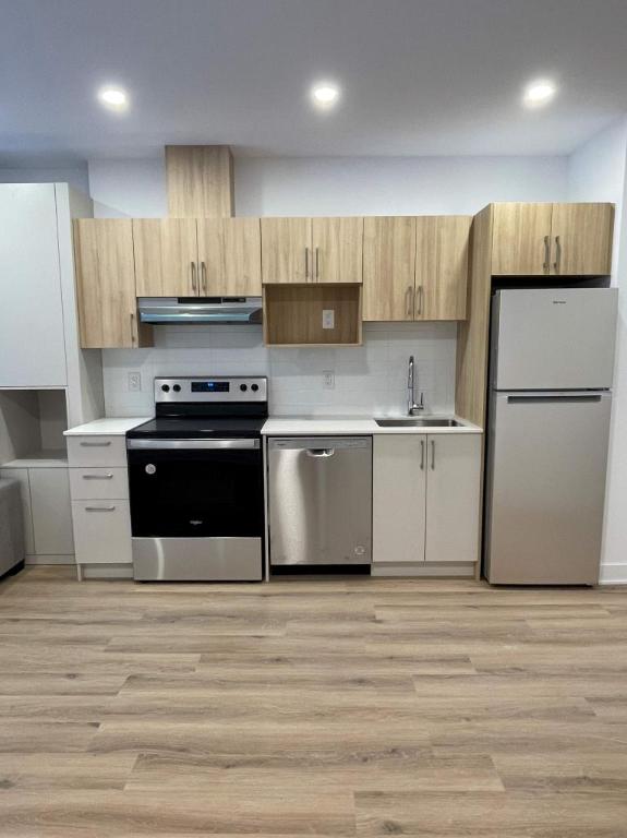 Studio Neuf , semi-meublé et internet inclus! 6180 Vanier | 3083558