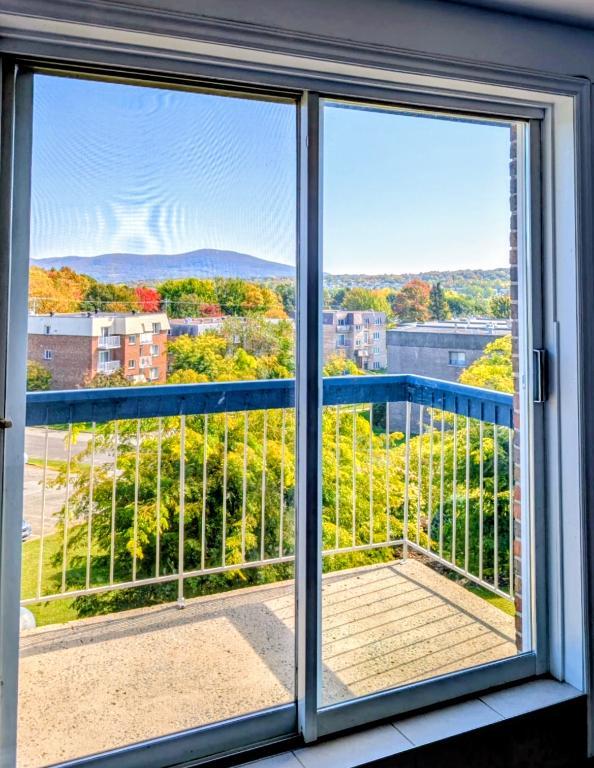 4-1/2 clientèle 50 ans et + tranquille, belle vue. | 3083924