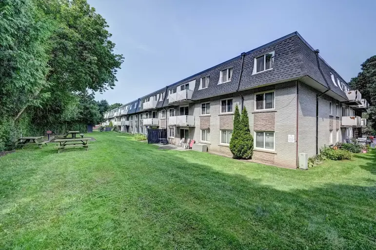 Hillcrest Apartments | 250 Queen St. E., Fergus | 3086208