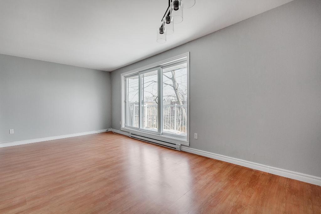Beau Grand logement 5 ½ rénové, disponible 1er novembre, stationnement inclus, 1000pi2 + grand balcon, Duvernay | 3084303
