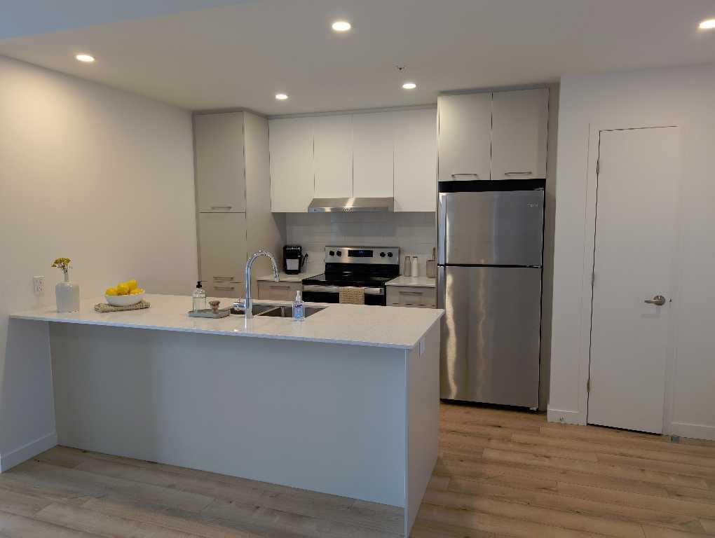 2 MOIS GRATUITS, 2 200 $/mois Tout inclus, Superbe 4 1/2 neuf, 928 pi², près métro Longueuil / New 4 1/2, All included, close to subway 2 MONTHS FREE | 3084313