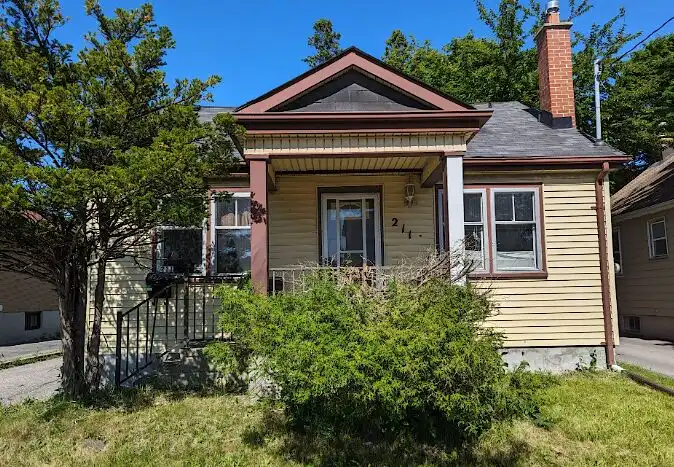 Basement with 3 spacious bedrooms in Residential Zone near all amenities | 211 Park Road South, Oshawa | 3084437