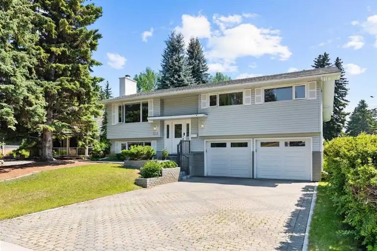 Great family house in prestigious Lakeview Village | 6930 Leaside Drive Southwest, Calgary | 3107890