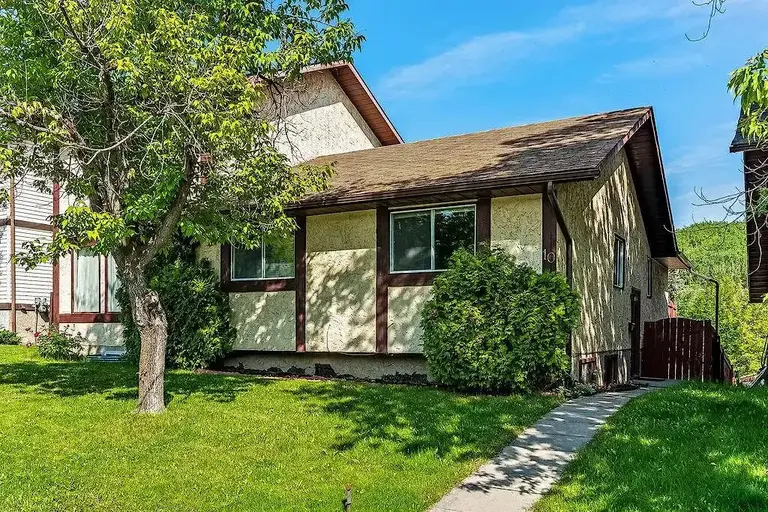 Legal Large 2 Bedroom + 1 Office/Den/storage Suite | 10 Edgewood Rise Northwest, Calgary | 3084735