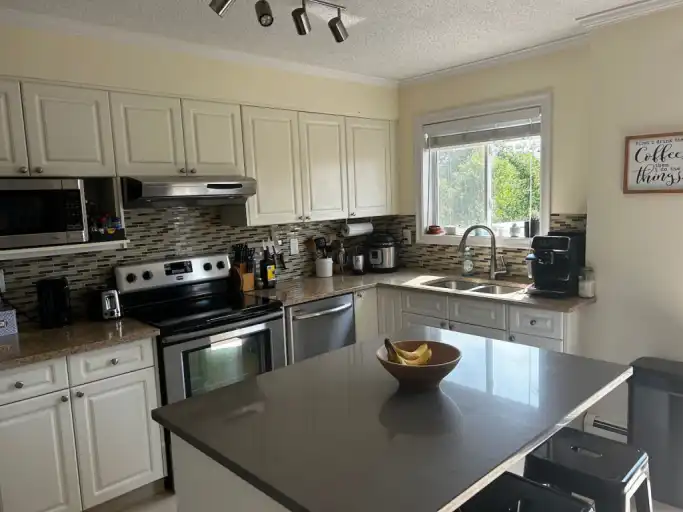 Pet Friendly 2 Beds 2.5 Baths Townhouse - 2 Parking Spots | 1523 - 1523 11 Street Southwest, Calgary | 3086423