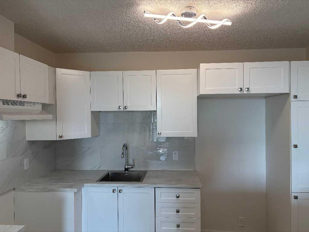 Laval 4 1/2 , - métro Montmorency-chauffé Ascenseur -Béton - | 3086468