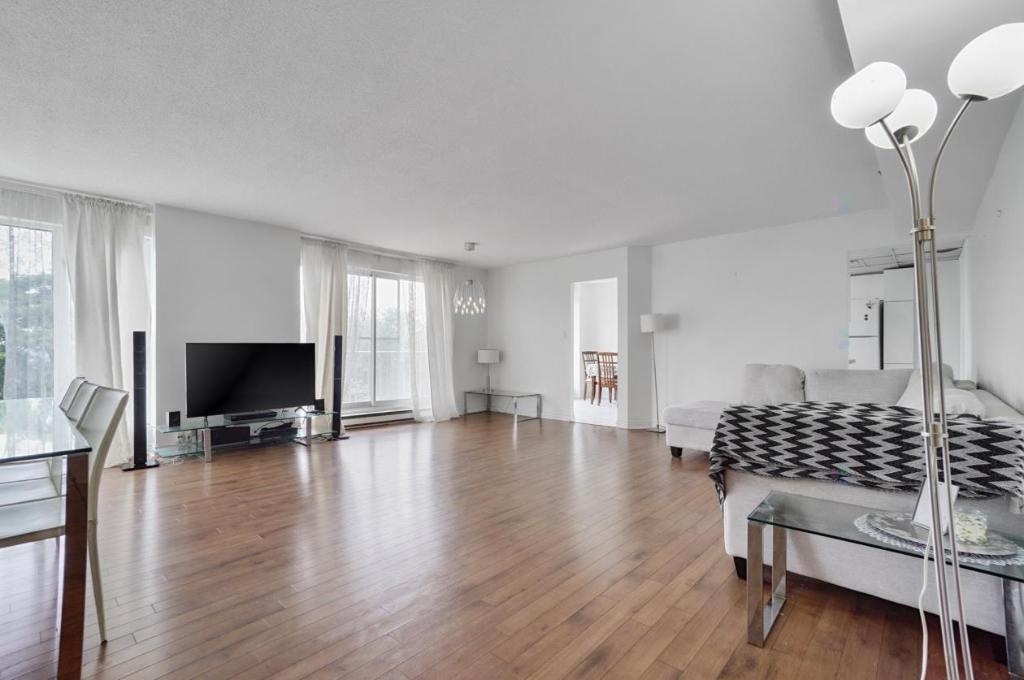 Huge 2 bdr, 2 bath, next to Concordia University, Pool, Gym, Garage - Condo / apartment for rent Montreal Ville-Marie | 3086780
