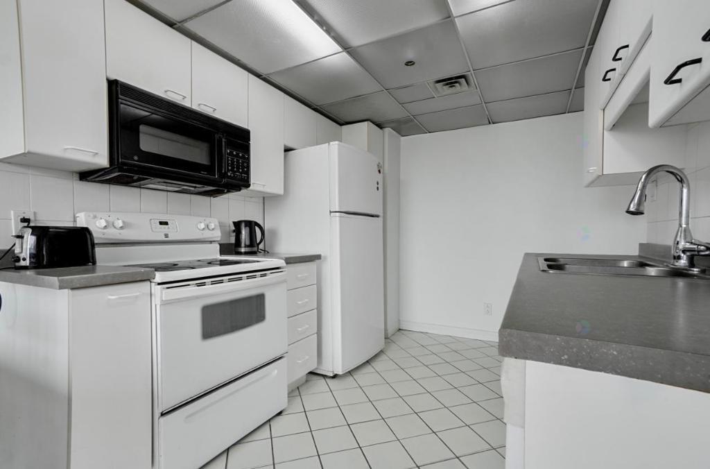 Huge 2 bdr, 2 bath, next to Concordia University, Pool, Gym, Garage - Condo / apartment for rent Montreal Ville-Marie | 3086780