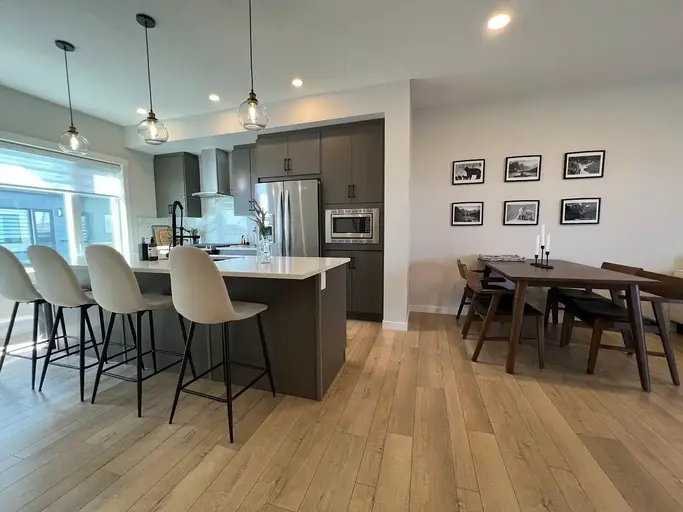 Beautiful New Townhouse in Northwest Calgary. Furnished & all utilities included | 706 Greenbriar Common Northwest, Calgary | 3086949