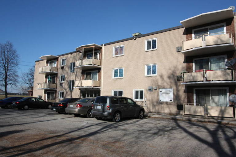 266 Christina St S - 2 bedroom end unit | 266 Christina St S, Sarnia | 3087323