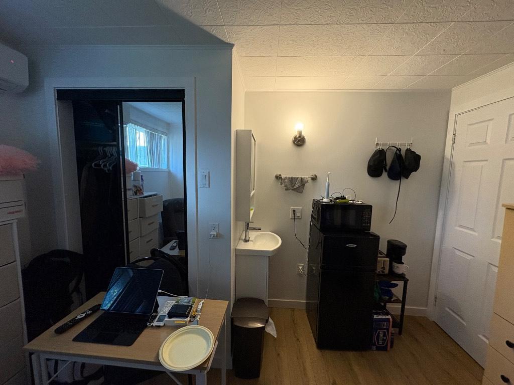 Chambre rénovée, avec lavabo et toilette, à Louer | 3087935