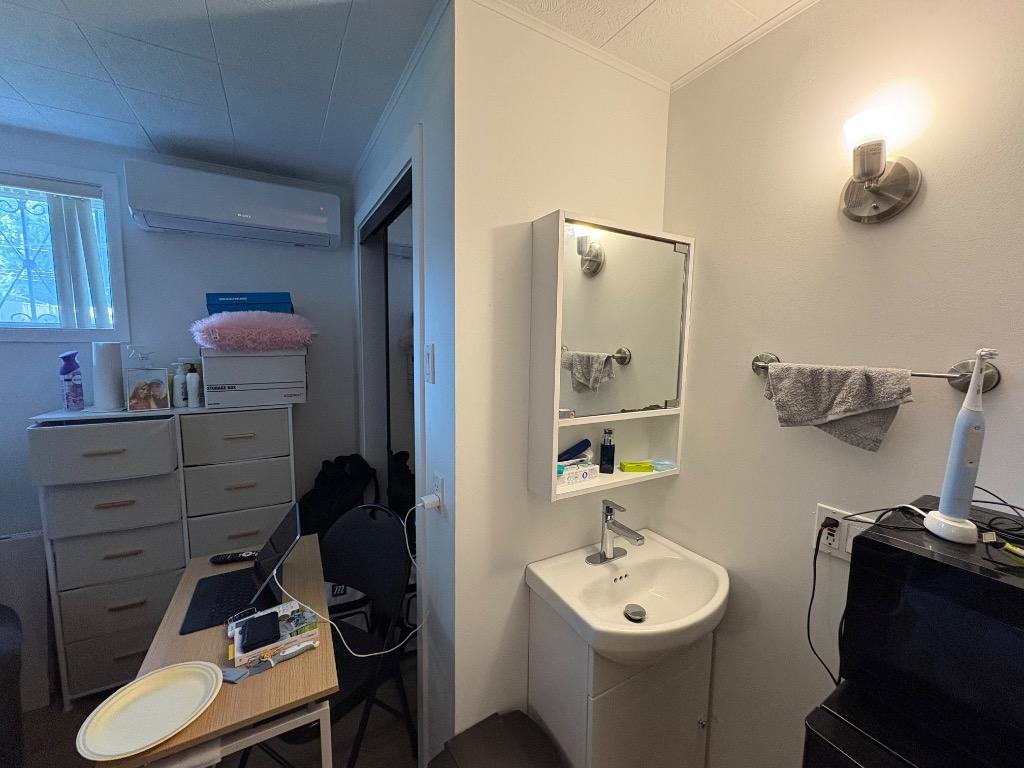Chambre rénovée, avec lavabo et toilette, à Louer | 3087935