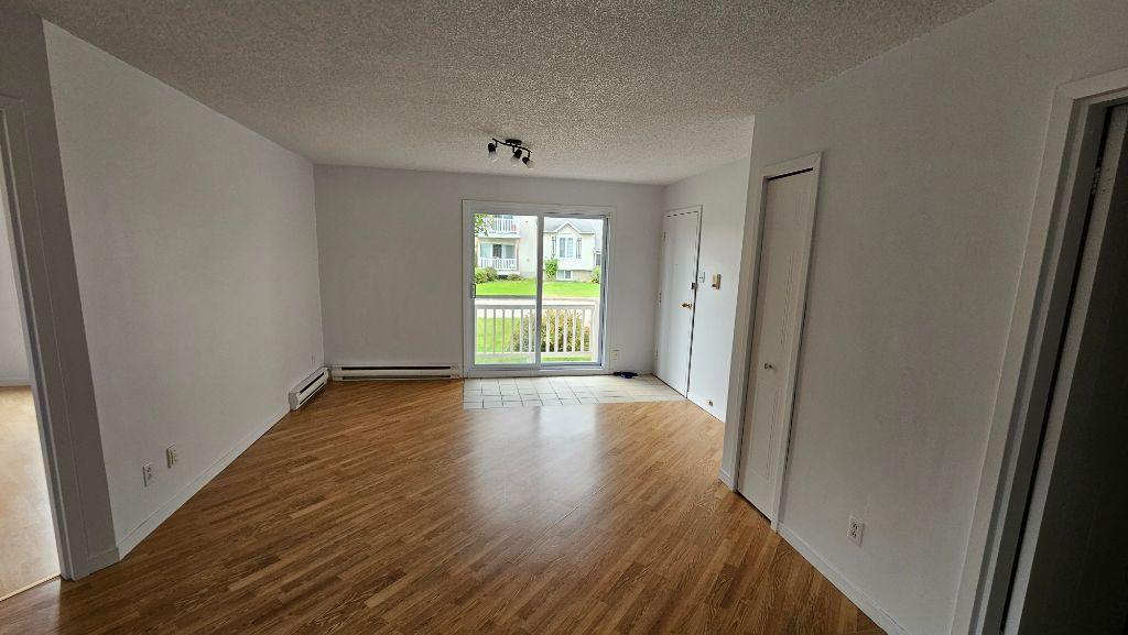 5 1/2, propre, tranquille et près de tous les services. | 3087944