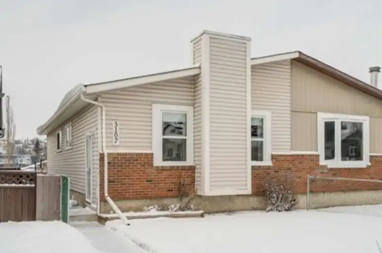 Immaculate 3 bed, 1.5 bath bungalow style in the heart of Glenbrook for April,1. | 3107 50 Street Southwest, Calgary | 3088595