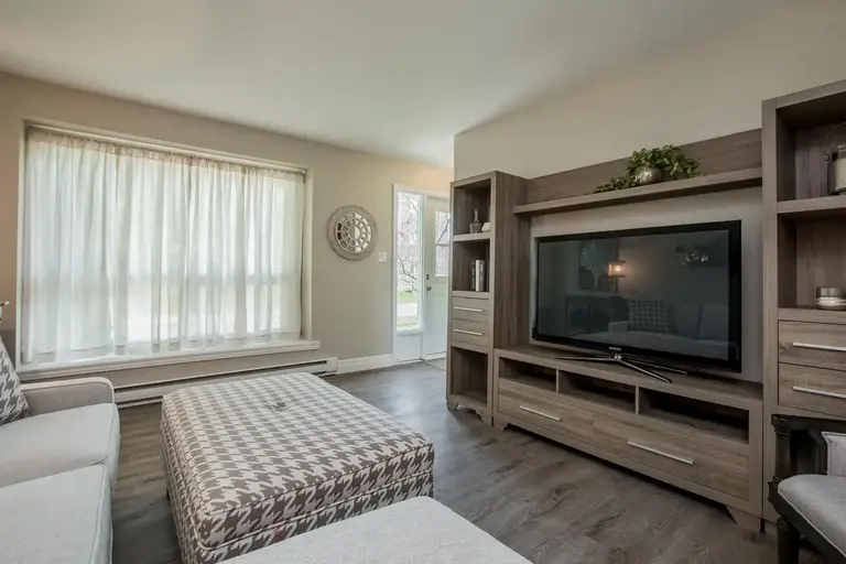 Manitou Village | 77 Manitou Crescent, Amherstview | 3114741