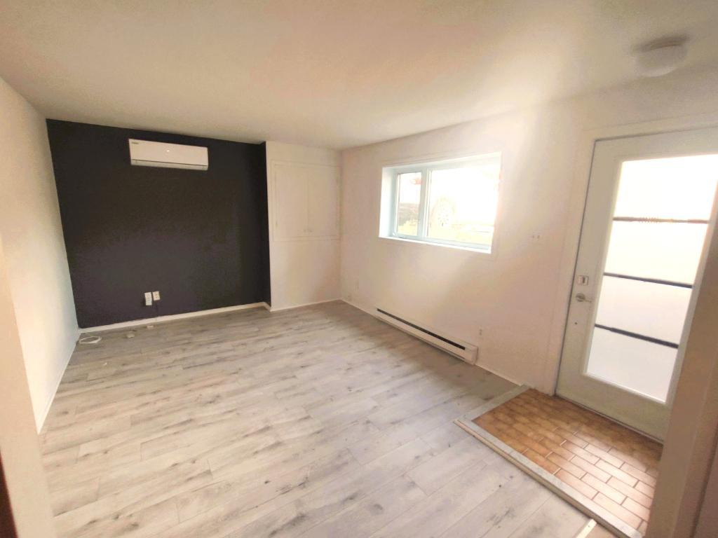 LIBRE 3 1/2 a louer Tranquille dans un triplex Cour Privé Table et BBQ Grande pièces ensoleiller, NOUVEAU: SALLE DE BAIN/PLANCHER/PEINTURE + A/C.++ | 3090056