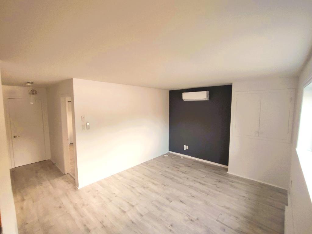LIBRE 3 1/2 a louer Tranquille dans un triplex Cour Privé Table et BBQ Grande pièces ensoleiller, NOUVEAU: SALLE DE BAIN/PLANCHER/PEINTURE + A/C.++ | 3090056