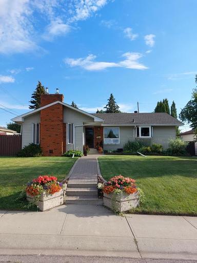 Beautiful, large fully furnished, Gold Bar Basement Legal suite. Available May 1, 2025 -6 month lease | 4607 106A Avenue Northwest, Edmonton | 3090269