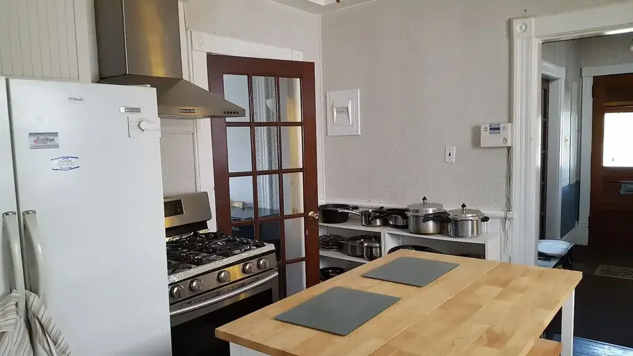 University/Garneau/White Ave Shared Accommodation | 10453 87 Avenue Northwest, Edmonton | 3091843