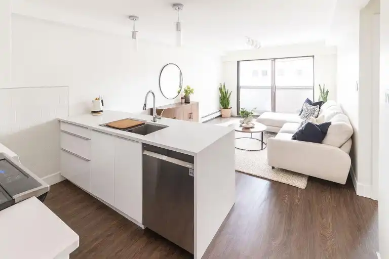 Kits Corner | 2180 West 4th Ave, Vancouver | 3155381