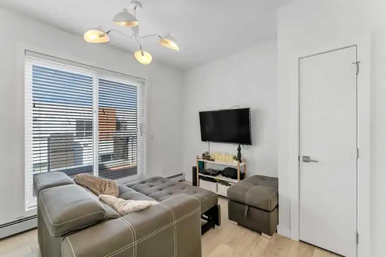 Modern 2 Bed 2.5 Bath Townhome | 407 - 3125 39 Street Northwest, Calgary | 3148427