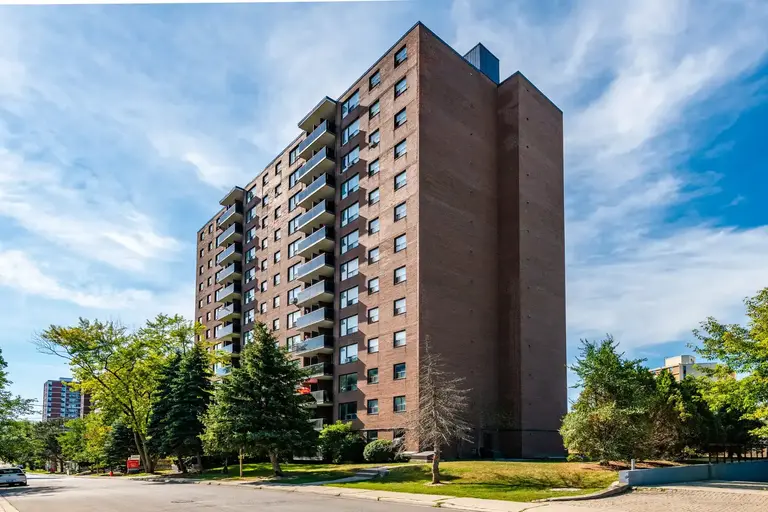 Elizabeth Tower | 28 Elizabeth St. N., Mississauga | 3118693