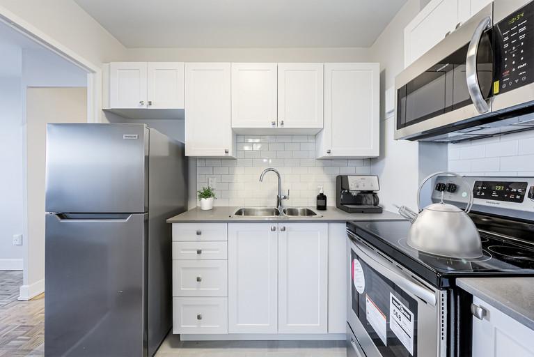 Upper Canada Court, West | 110 Erskine Avenue, Toronto | 3117584