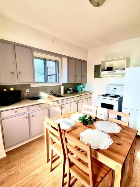 Appartement lumineux 2 pièces fermées + cuisine à 1 minute du métro D'Iberville! | 3093798