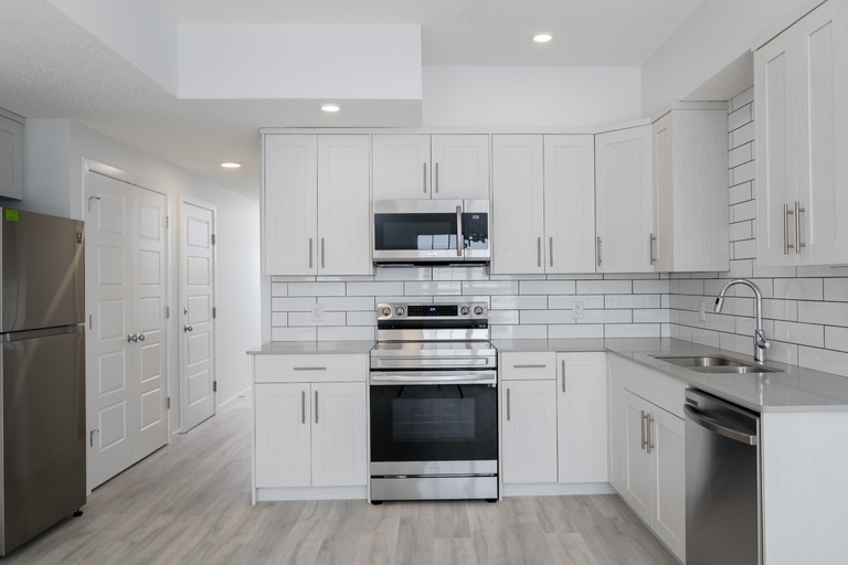 >>>FREE RENT>>>> SPACIOUS, ABOVE GROUND 1 BEDROOM - WITH GARAGE!!! | 3409 119A Street Southwest, Edmonton | 3094015