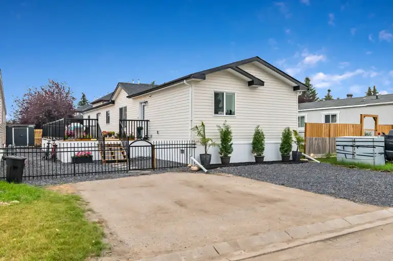 Furnished quiet Okotoks home , furnished all utilities and wifi included . | Okotoks | 3094064