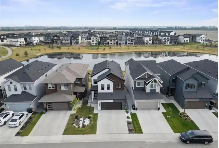 Spacious 5-Bedroom Family Home, 2 Ensuites, 2 Kitchens, Double Garage, Pond View | Edmonton | 3120417