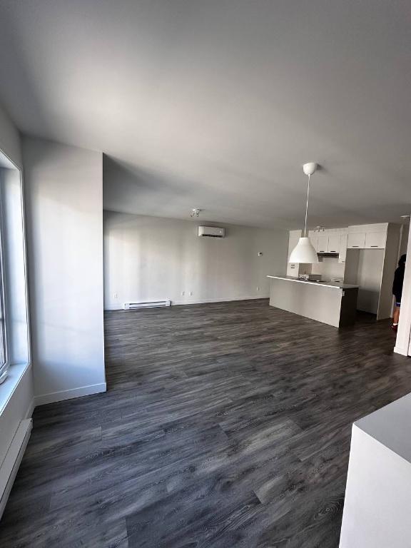 🏡 Grand 4½ moderne avec garage et superbe vue sur l’eau – Candiac 🌅 | 3120973