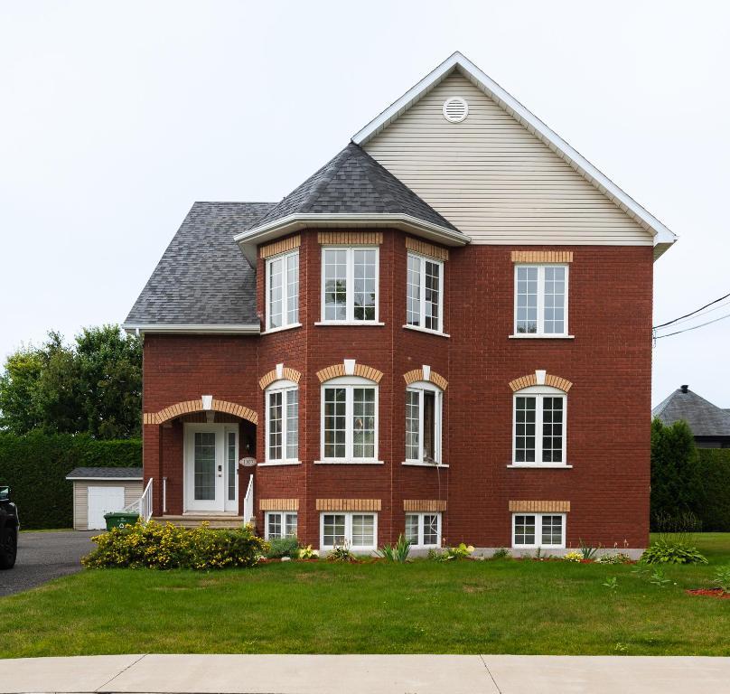 Libre ! Haut de triplex 5 1/2 entièrement rénové - appartment à louer | 3151917