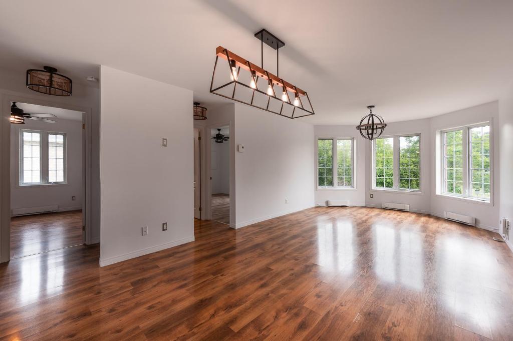 Libre ! Haut de triplex 5 1/2 entièrement rénové - appartment à louer | 3151917