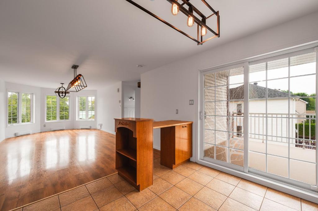 Libre ! Haut de triplex 5 1/2 entièrement rénové - appartment à louer | 3151917