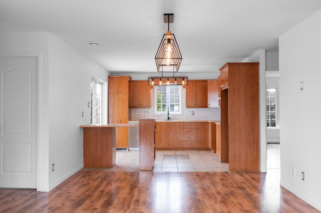 Libre ! Haut de triplex 5 1/2 entièrement rénové - appartment à louer | 3151917