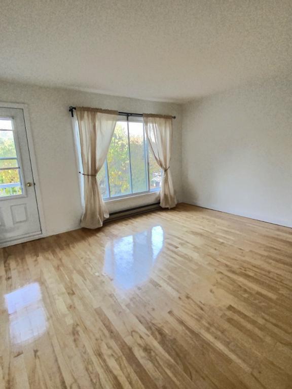 Mercier-Hochelaga beaux 5 1/2 avec électroménagers- 3 chambres à couchers 2e étage | 3095953