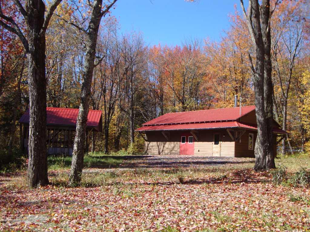 FERMETTE AVEC ÉRABLIERE GARAGE, ENTREPOT, avec terre a bois mature et plantation , | 3098696