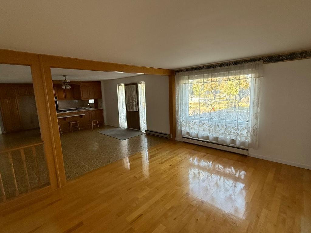 Grand 8 1/2 , parfait pour famille , près d’une école et parc | 3100071