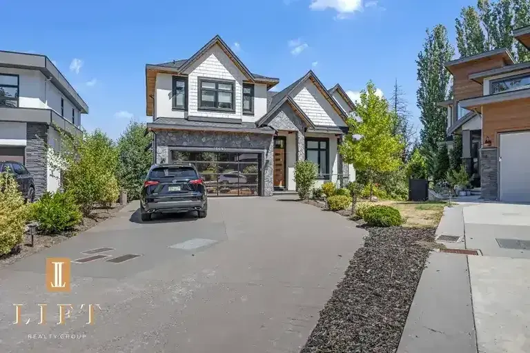 Beautiful Spacious 2 Bedroom Suite In White Rock | 16695 31B Avenue, Surrey | 3100574