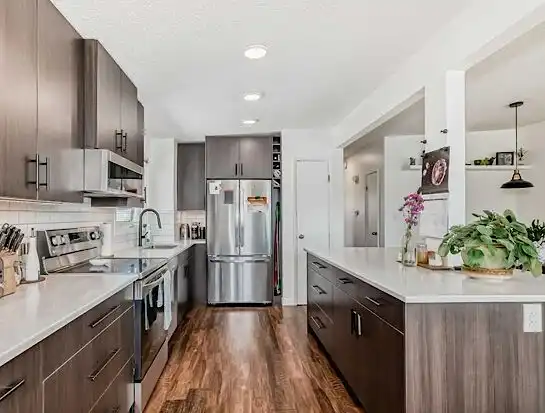 Beautiful Renovated 2-Bedroom w/ Garage incl. Utilities | Calgary | 3140636