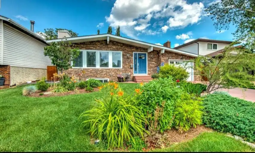$1700 - Spacious 2 bedroom + den, 1 bath basement suite | Calgary | 3129457