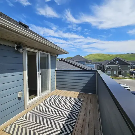 2 Parking Stalls with 2 Bedroom + Den, Rooftop Patio and Fenced Backyard | Calgary | 3156586